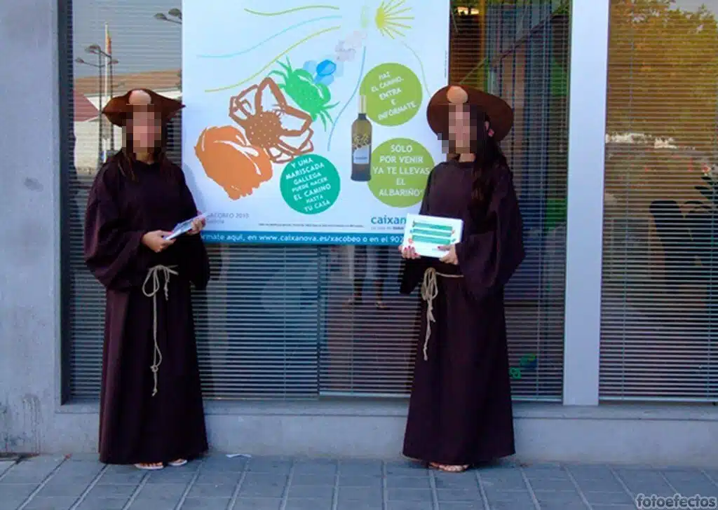 Azafatos customizados de Peregrinos para CaixaNOva invitando a entrar a clientes a las oficinas a recoger su botella de Albariño