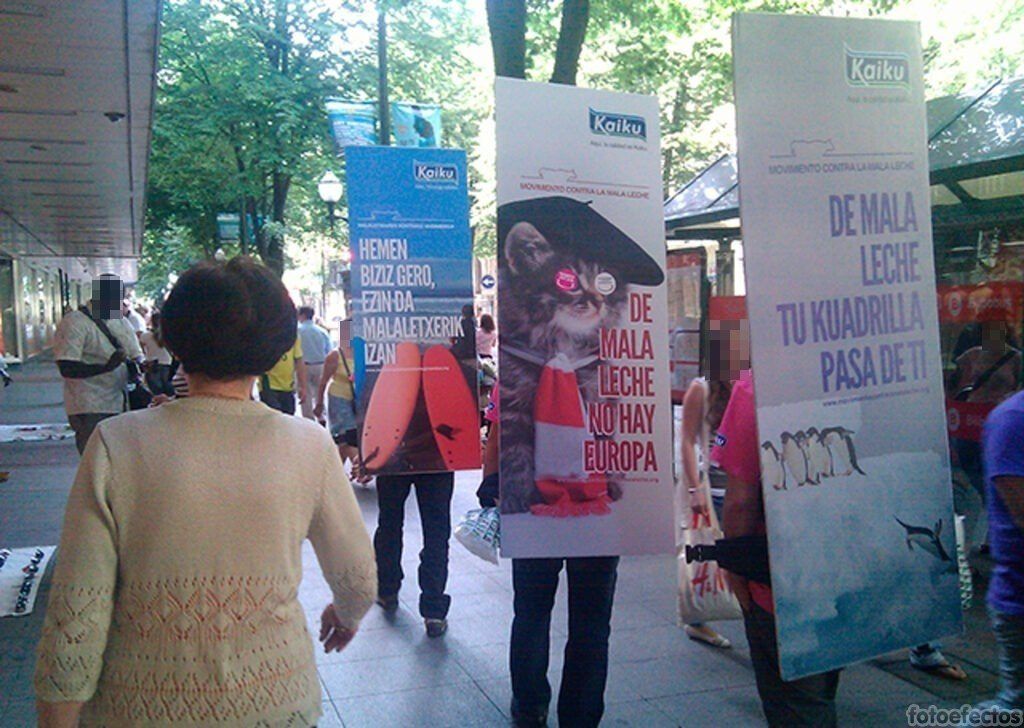 Hombres Anuncios - Carteleria Movil Euskadi para Kaiku Posters