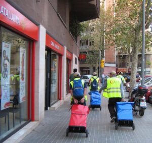 Repartidores publicitarios con amplia experiencia en acciones de marketing offline en Madrid, y conocimiento de sus calles